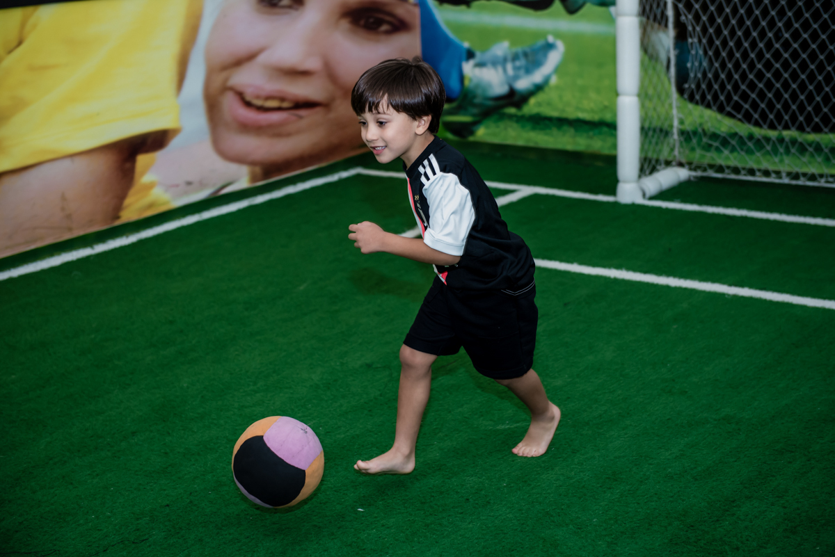 vai começara o jogo de futebol com a irmã