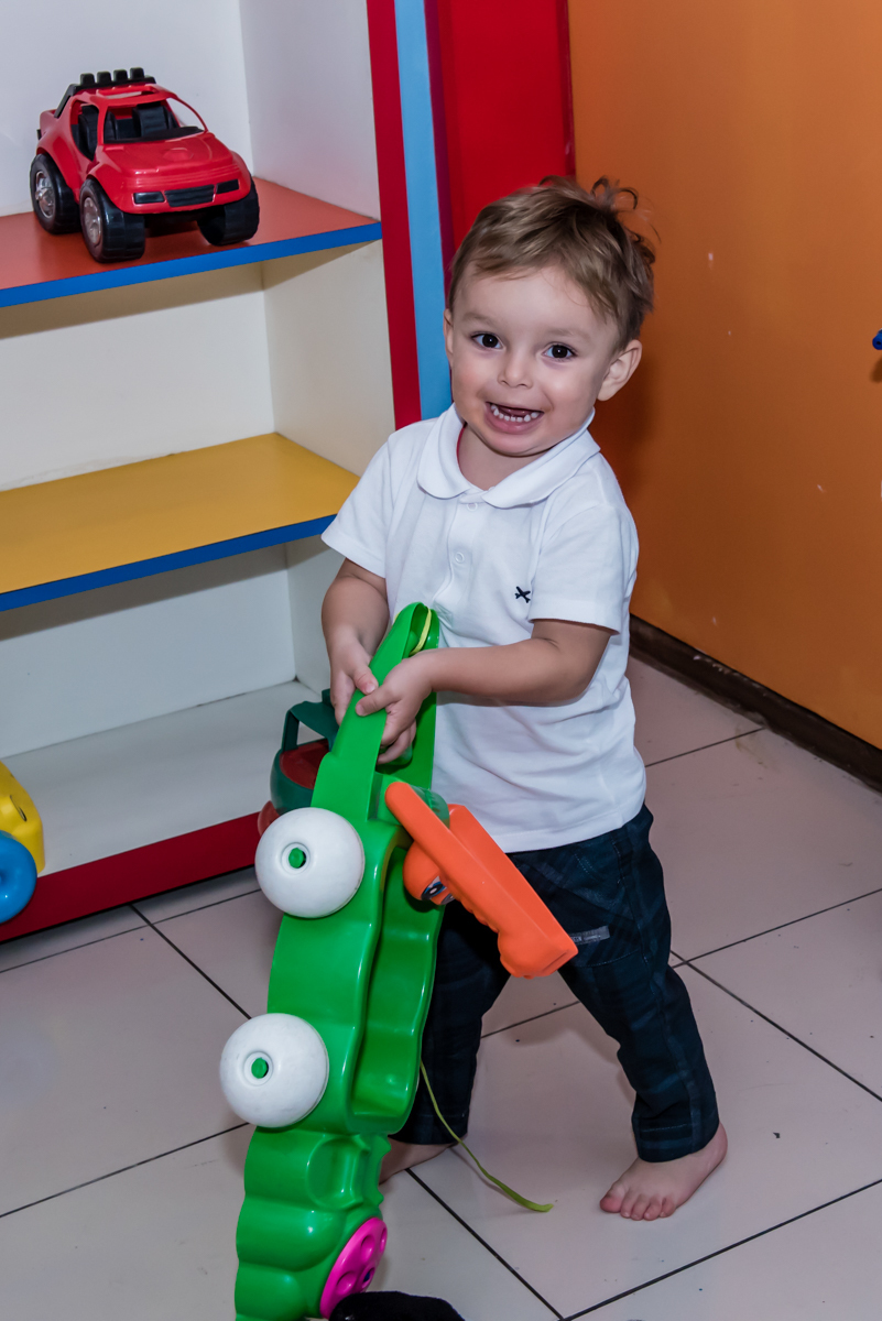 brincando na área baby