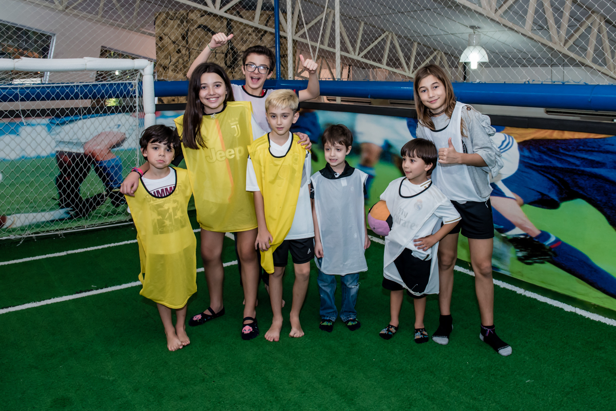 formando o time para o jogo de futebol