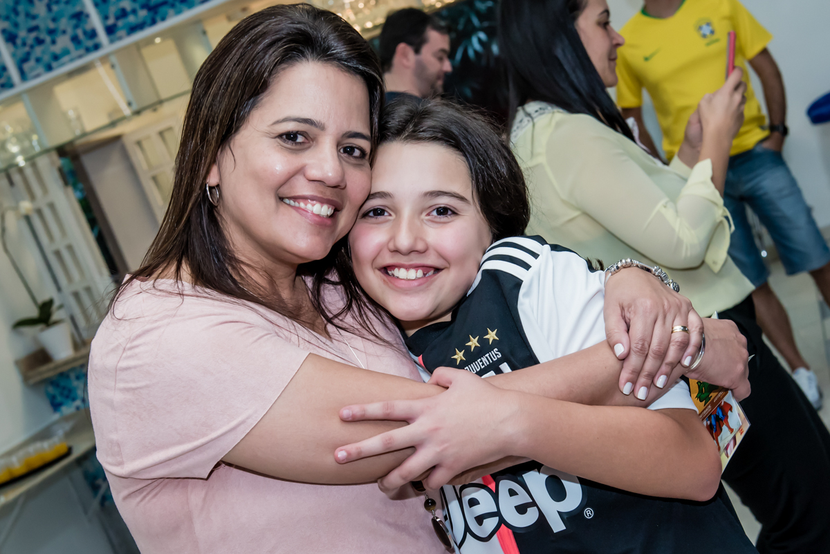 carinho da mamãe com a irmã do aniversariante