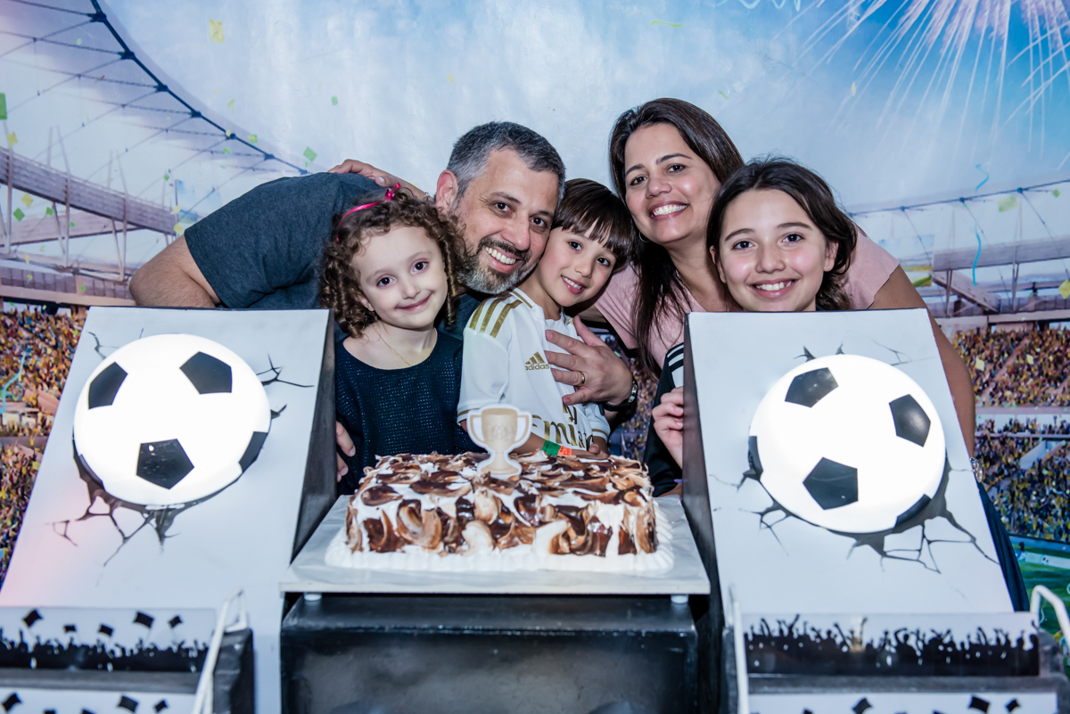 foto com a família na mesa temática