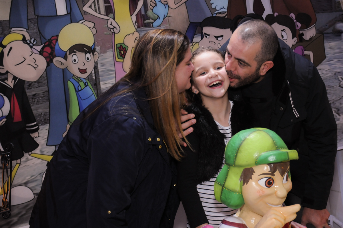 beijinho sancuiche em frente a mesa decorada chaves no Buffet Espaço Parabéns, Lapa
