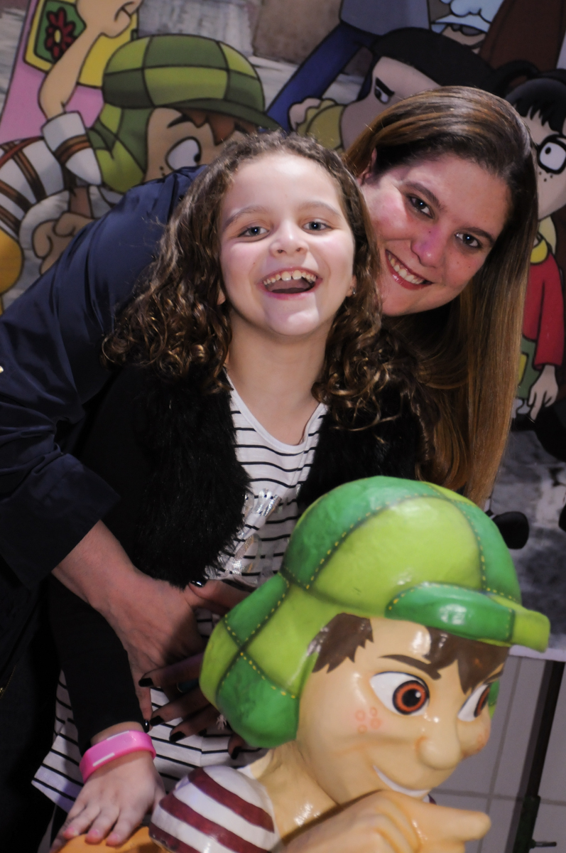 gabriella e sua mãe em frente a mesa decorada chaves no Buffet Espaço Parabéns, Lapa