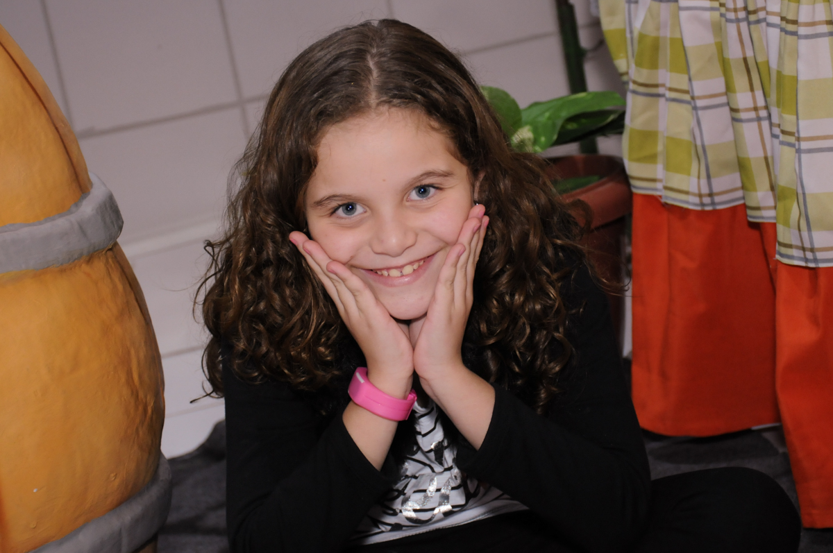 pose para foto em frente a mesa decorada chaves no Buffet Espaço Parabéns, Lapa
