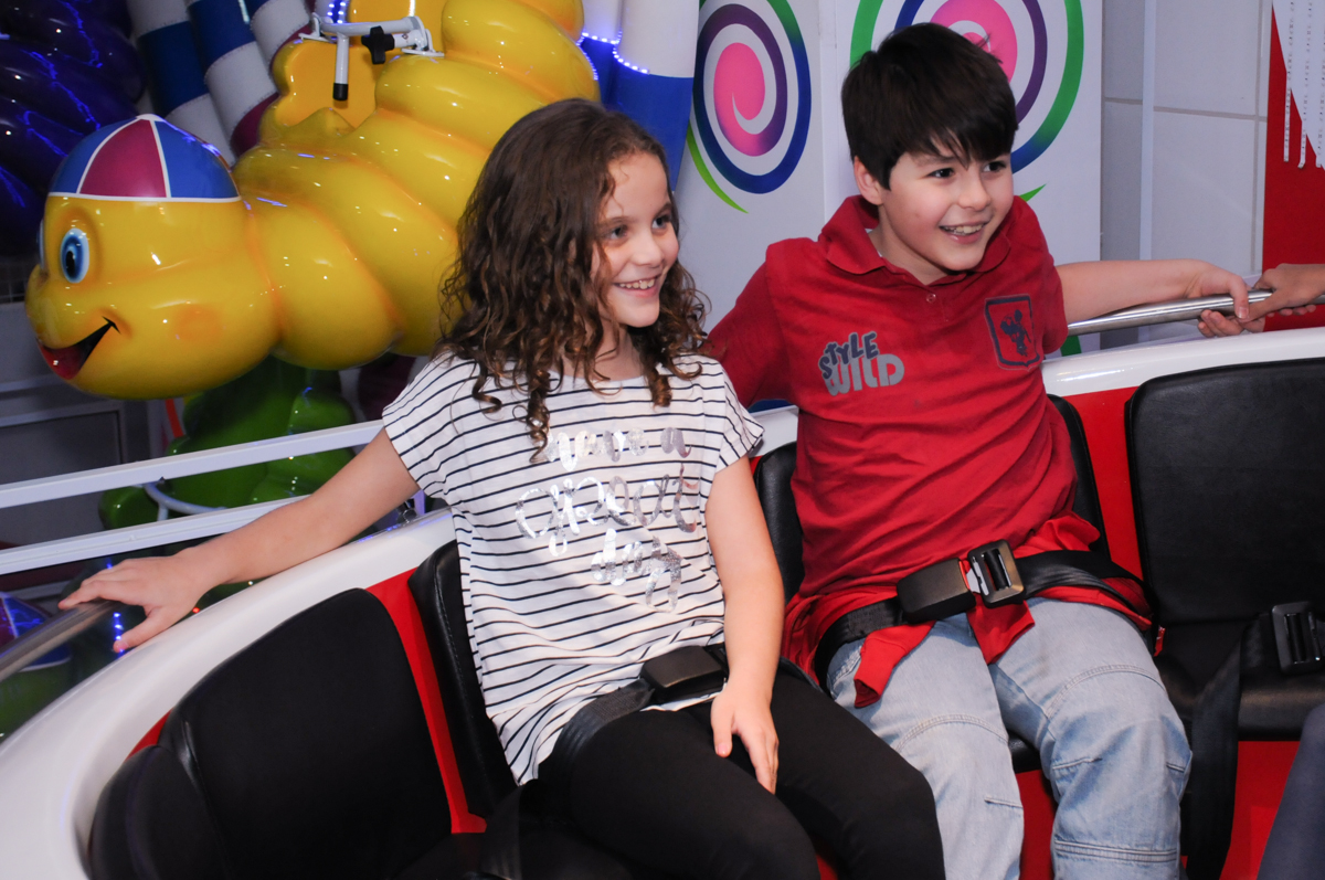 brincando no brinquedo espacial no Buffet Espaço Parabéns, Lapa