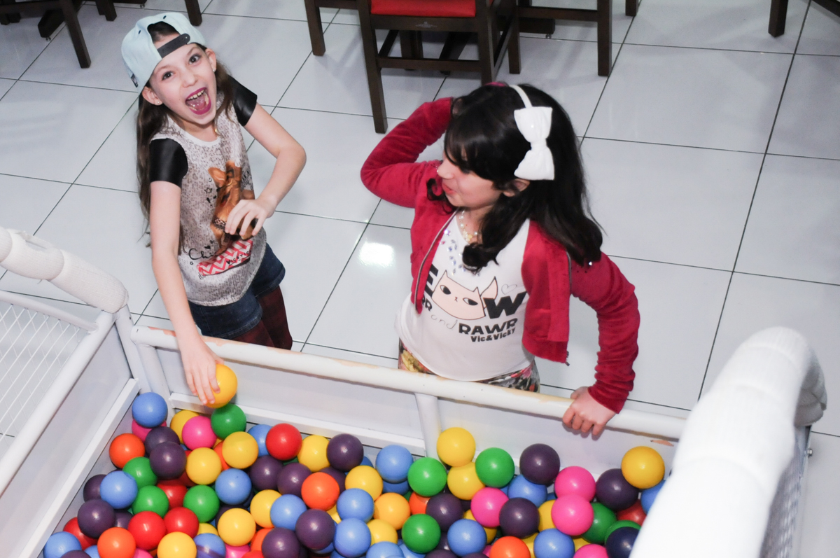 derrubando amiguinha no tombo legal no Buffet Espaço Parabéns, Lapa