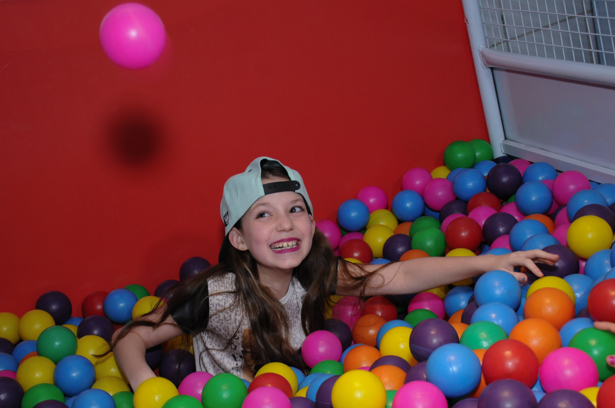 feliz na piscina de bolinha no Buffet Espaço Parabéns, Lapa