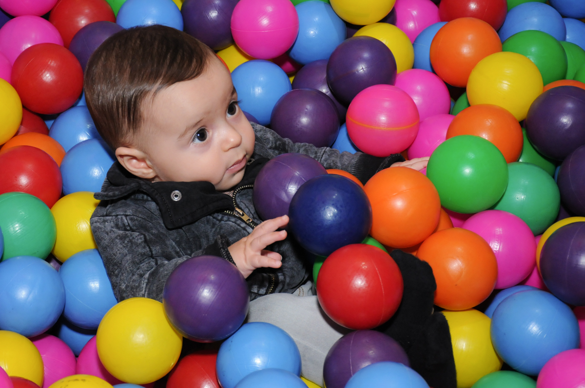 afundando na piscina de bolinha no Buffet Espaço Parabéns, Lapa