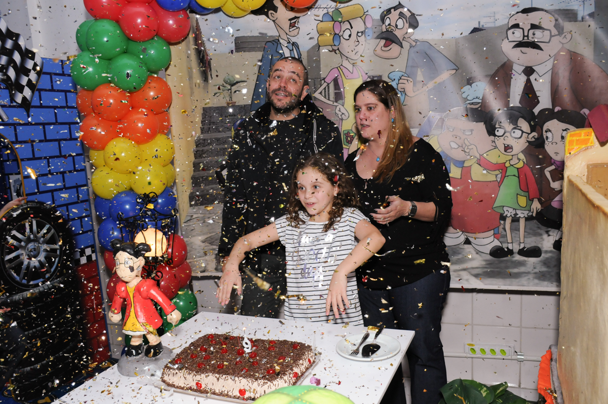 assoprando o bolo do parabéns no Buffet Espaço Parabéns, Lapa