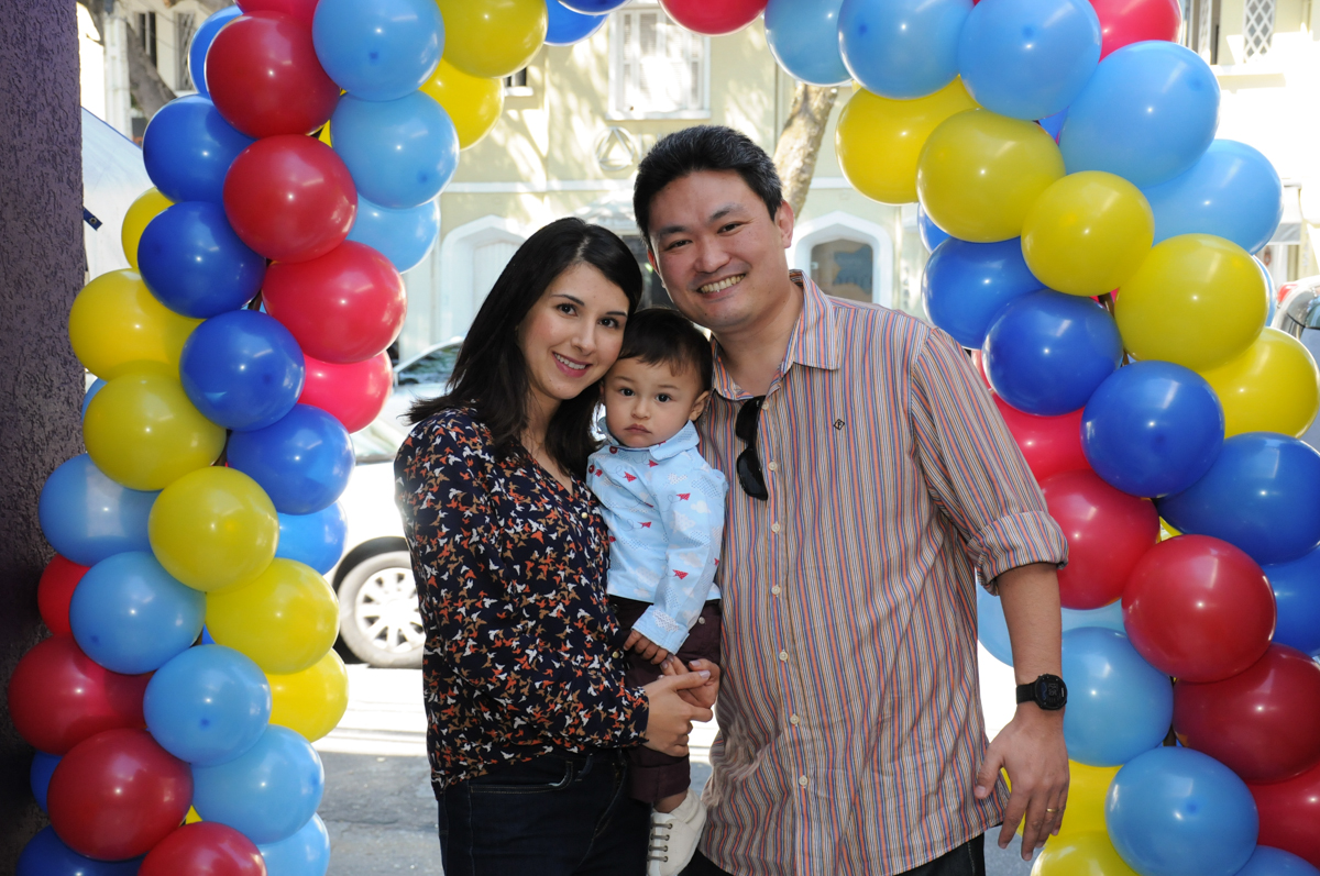 pais e aniversariante no arco de bexiga no Buffet Magic Joy - Moema, São Paulo