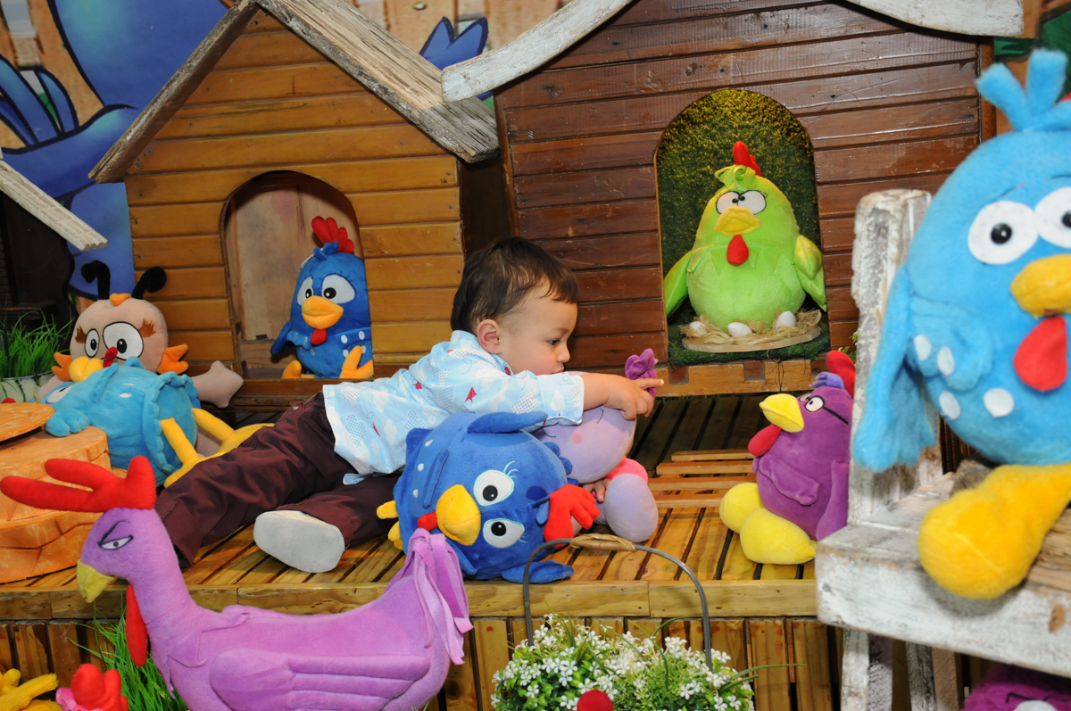 sentado na  mesa tema galinha pintadinha no Buffet Magic Joy - Moema, São Paulo