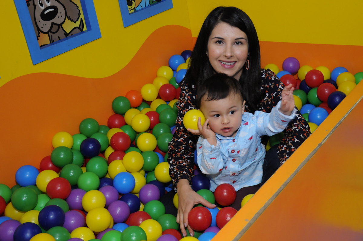 papai, mamãe e augusto na piscina de bolinha no Buffet Magic Joy - Moema, São Paulo