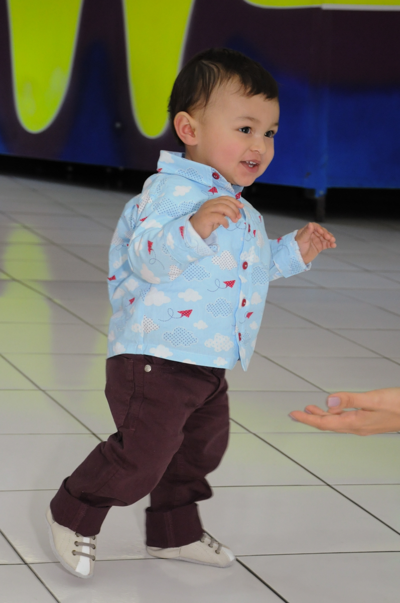 andando no salão do Buffet Magic Joy - Moema, São Paulo