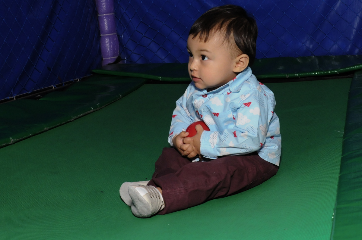 brincando no pula pula no Buffet Magic Joy - Moema, São Paulo