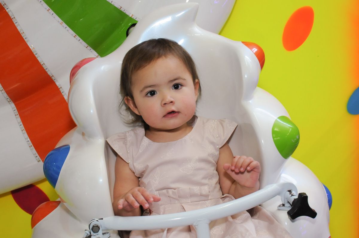 brincando no carrossel do Buffet Magic Joy - Moema, São Paulo