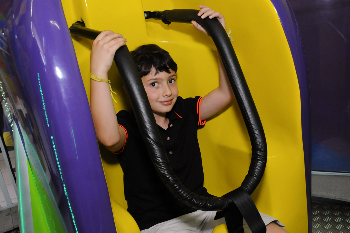 brincando no gira gira no Buffet Magic Joy - Moema, São Paulo