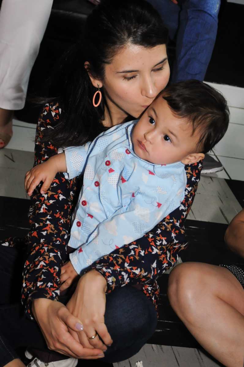 carinho da mamãe durante o show de fantoche no Buffet Magic Joy - Moema, São Paulo