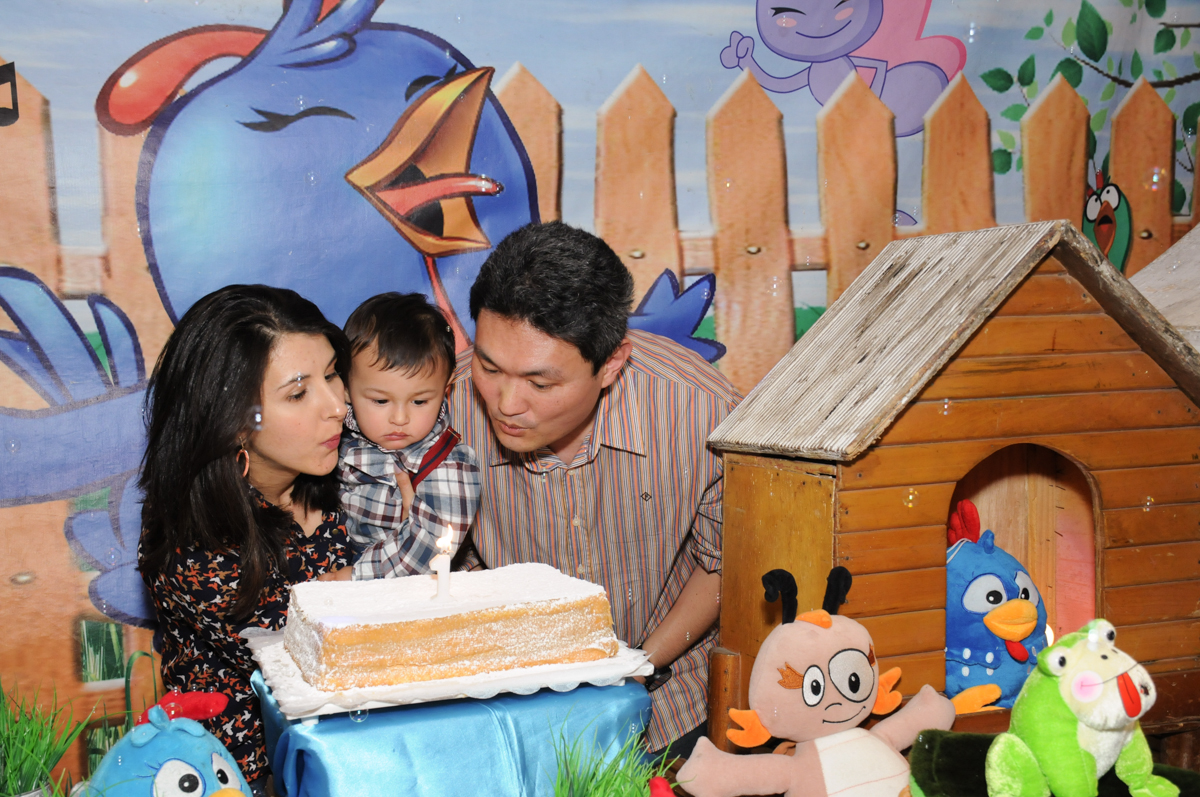 assoprando a velinha do bolo no Buffet Magic Joy - Moema, São Paulo