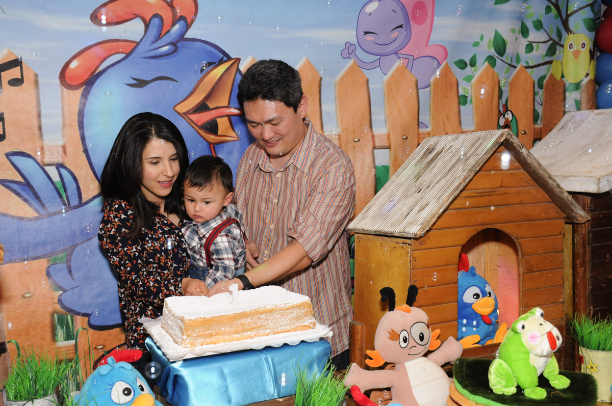 cortando o bolo de aniversário no Buffet Magic Joy - Moema, São Paulo