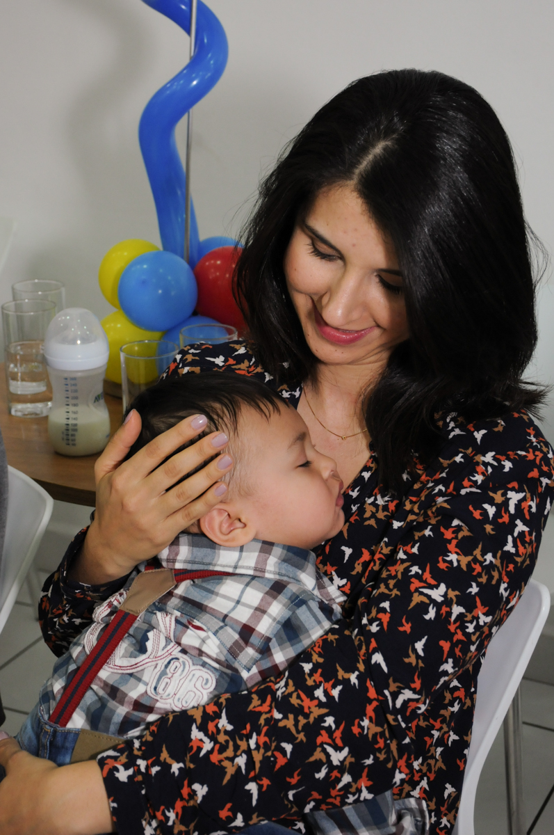 soninho no colo da mamãe no Buffet Magic Joy - Moema, São Paulo