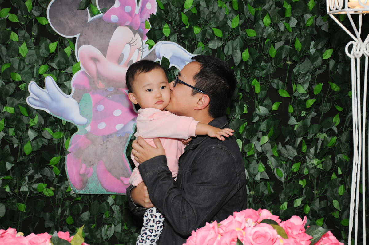 beijinho do papai em frente a mesa decorada minie rosa no Buffet Infantil Anarquia Park, Moema, São Paulo, SP