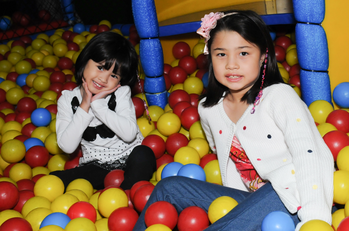 brincadeiras na piscina de bolinha no Buffet Infantil Anarquia Park, Moema, São Paulo, SP