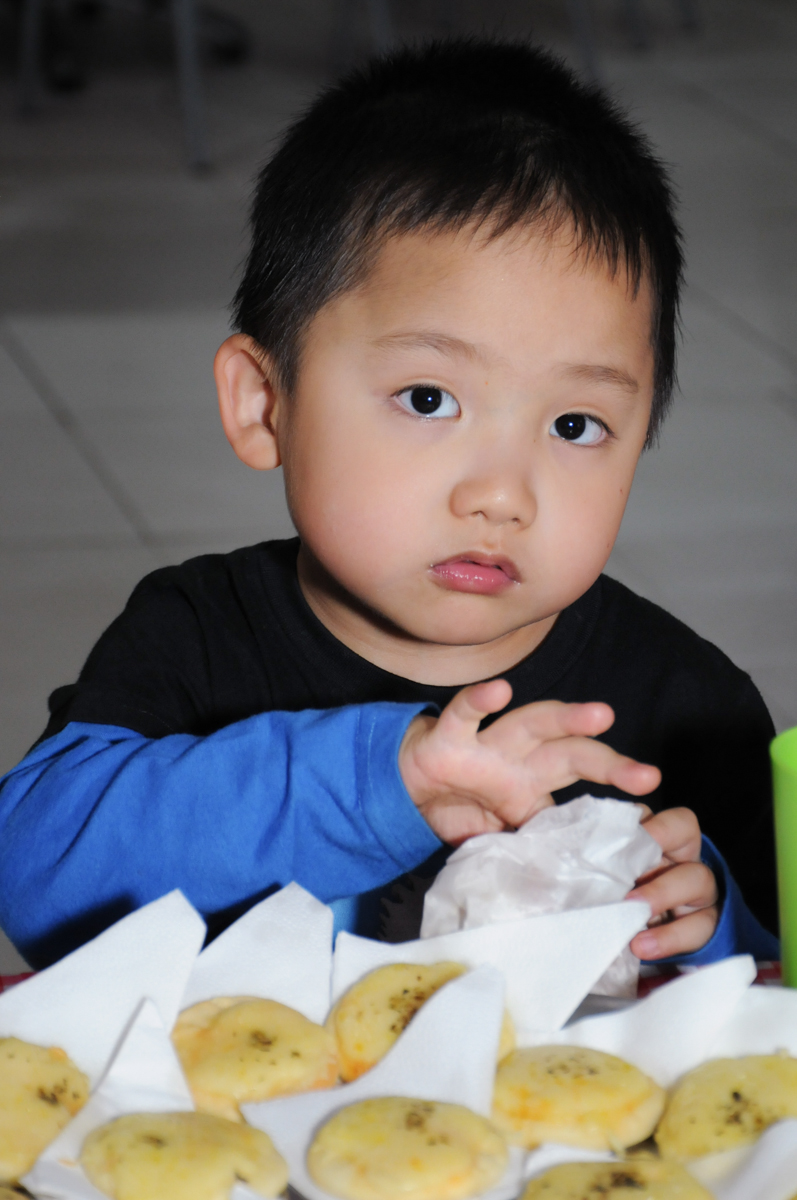 hora do lanchinho no Buffet Infantil Anarquia Park, Moema, São Paulo, SP