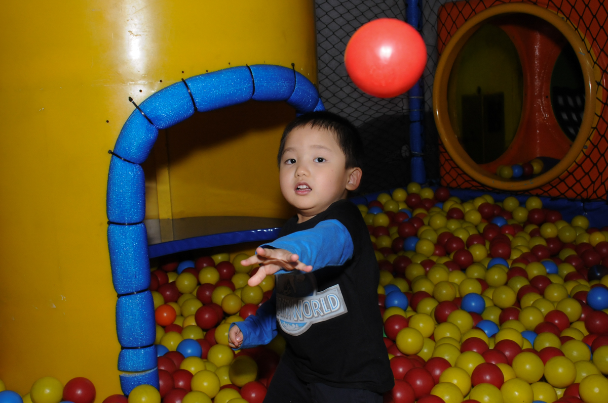 farra na piscina de bolinha  no Buffet Infantil Anarquia Park, Moema, São Paulo, SP