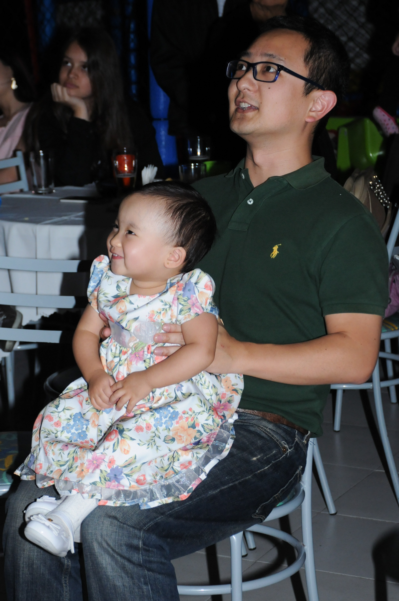 assistindo a retrospectiva no Buffet Infantil Anarquia Park, Moema, São Paulo, SP