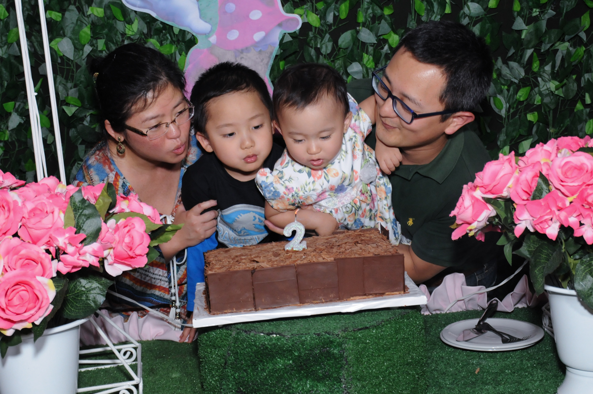 assoprando a velina no Buffet Infantil Anarquia Park, Moema, São Paulo, SP