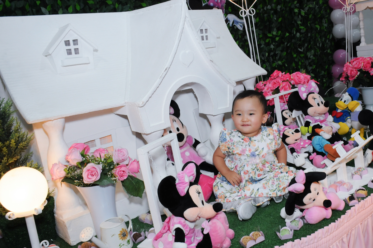 sentada na mesa tema minie rosa no Buffet Infantil Anarquia Park, Moema, São Paulo, SP