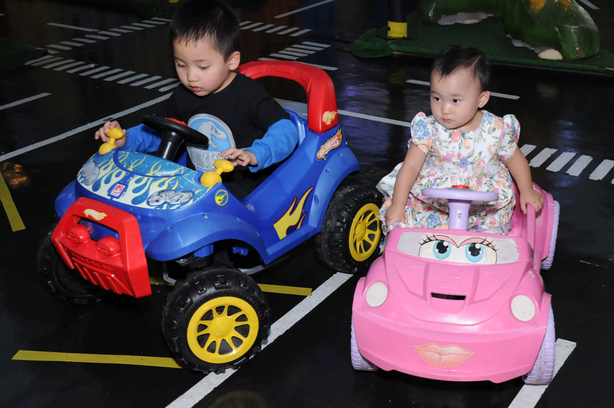 andando no carrinho no Buffet Infantil Anarquia Park, Moema, São Paulo, SP