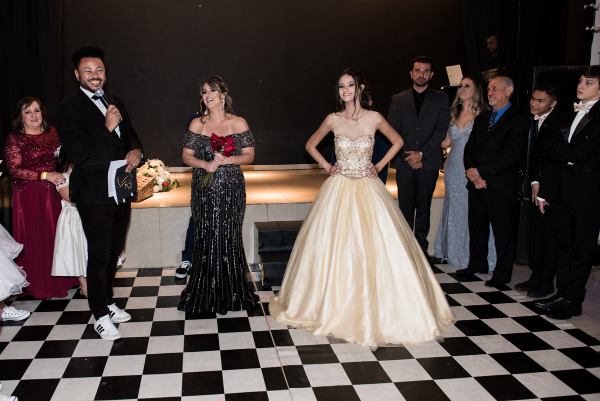 A mãe presenteia a aniversariante