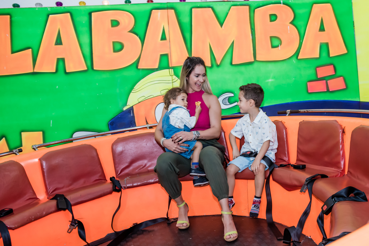 a família se diverte no brinquedo labamba