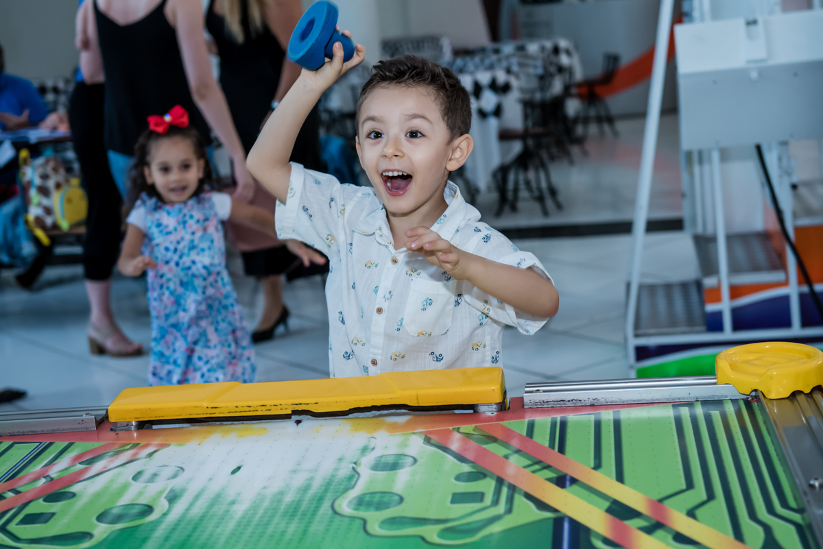 comemorando gol no jogo de futebol