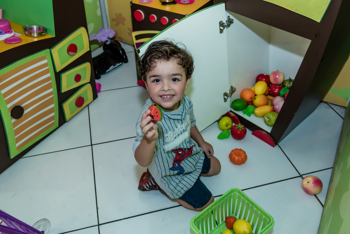 guardando as frutas comprada na quitanda
