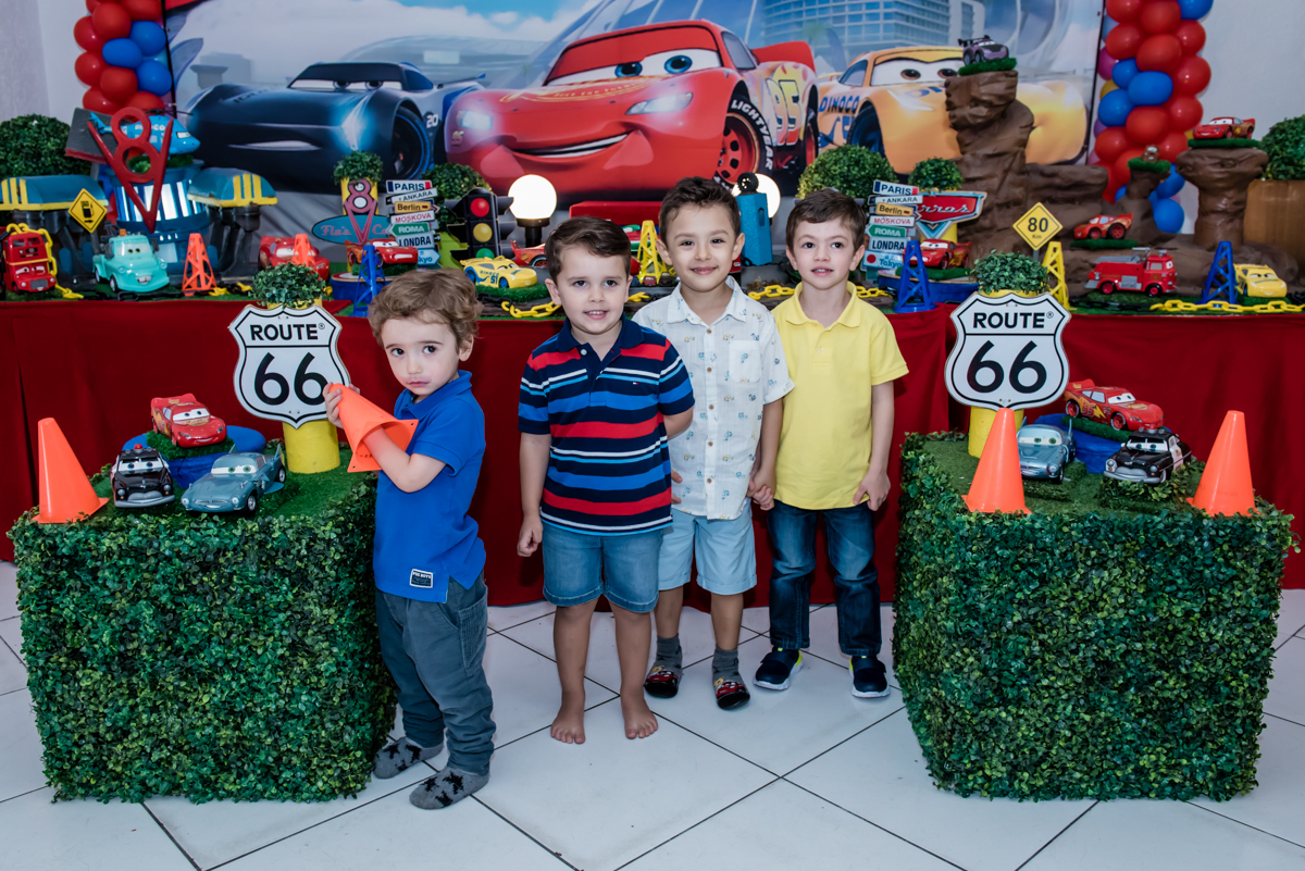 os convidados fazem foto na mesa temática