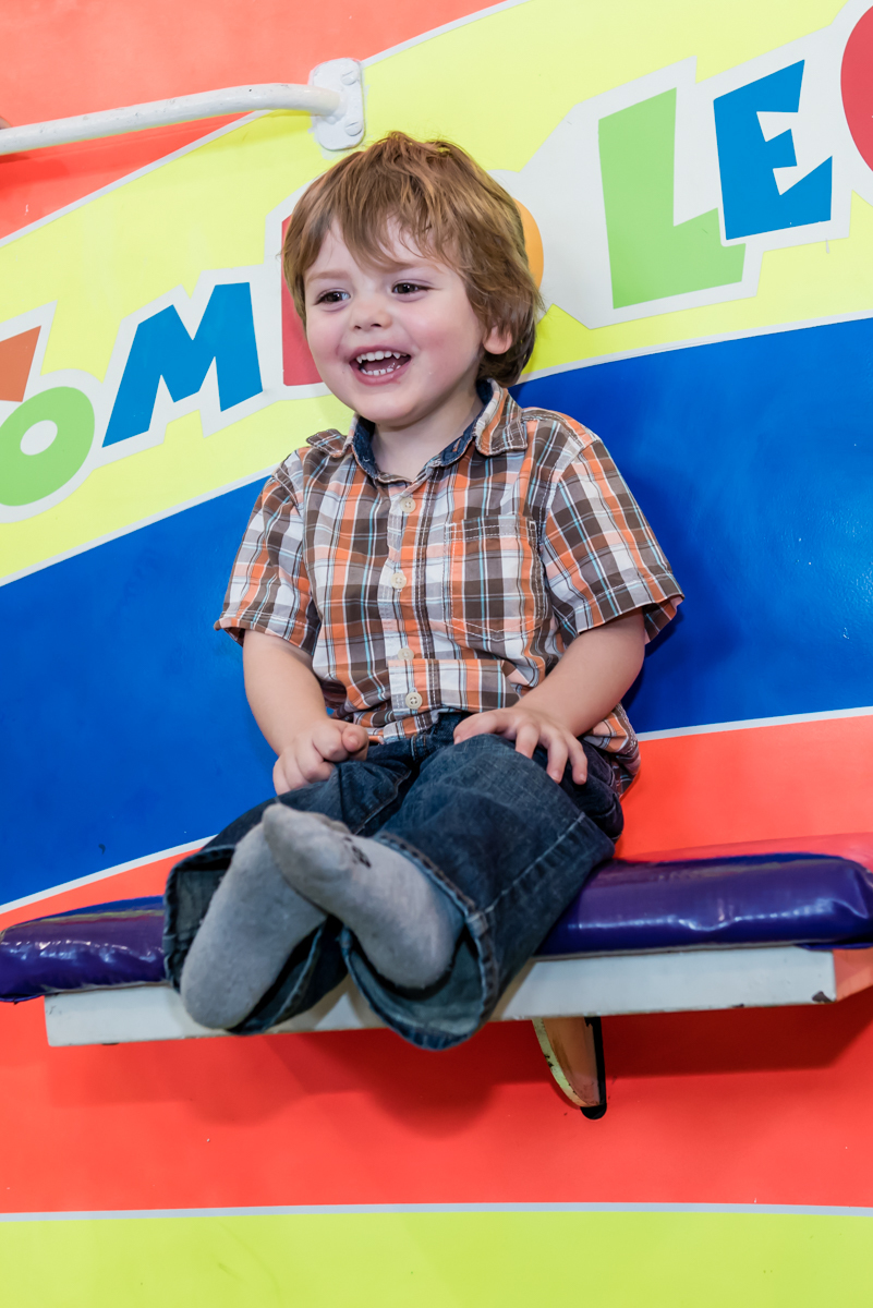 caindo no brinquedo tombo legal