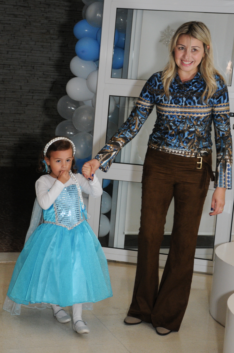 entrada da aniversariante no condomínio Granja Vianna