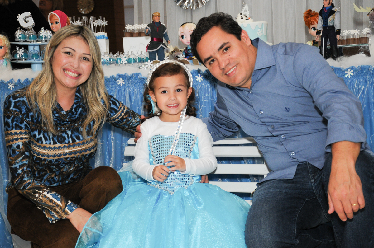 aniversariante em frente a mesa tema frozen no condomínio Granja Vianna