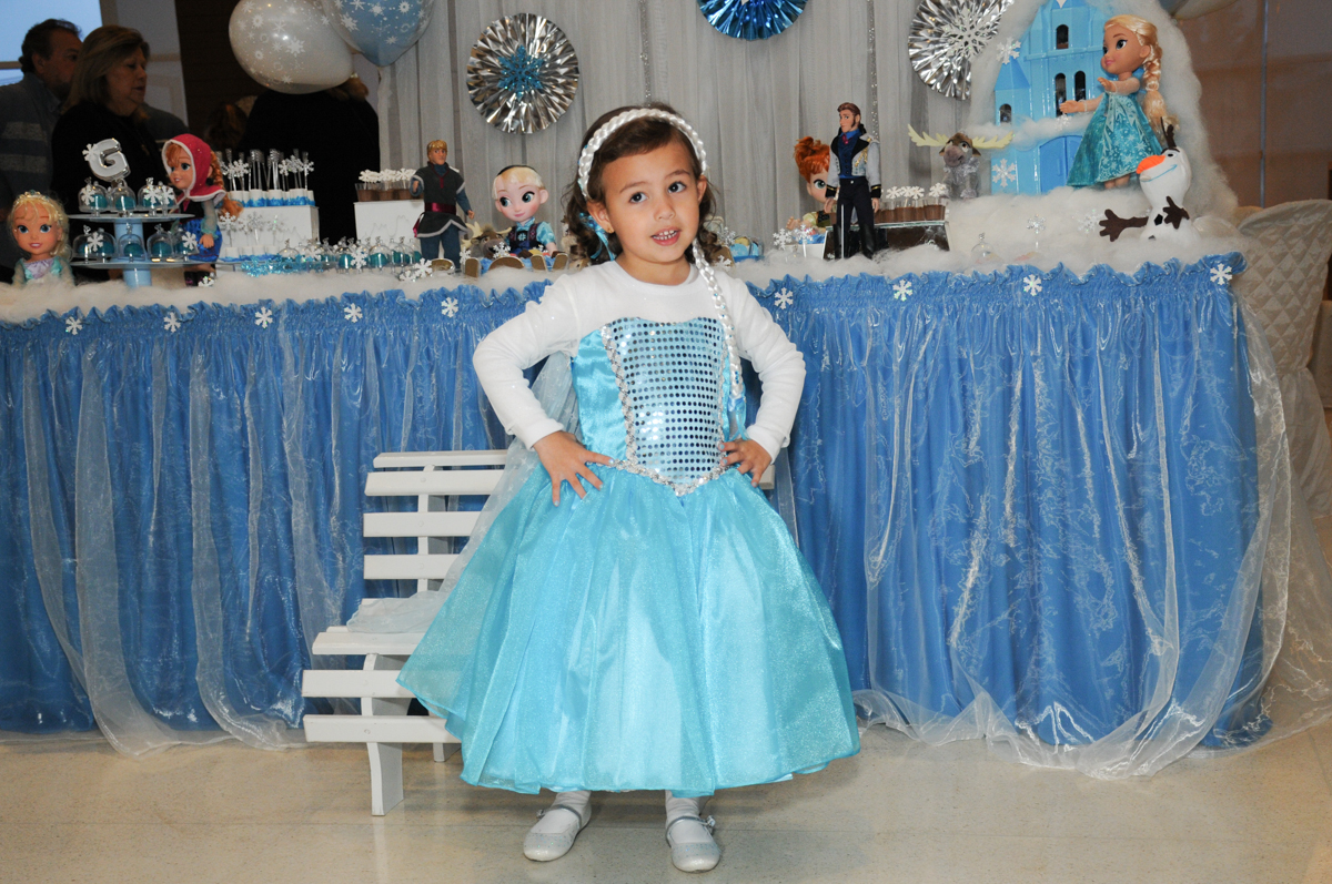 pode de princesa em frente a mesa tema frozen no condomínio Granja Vianna