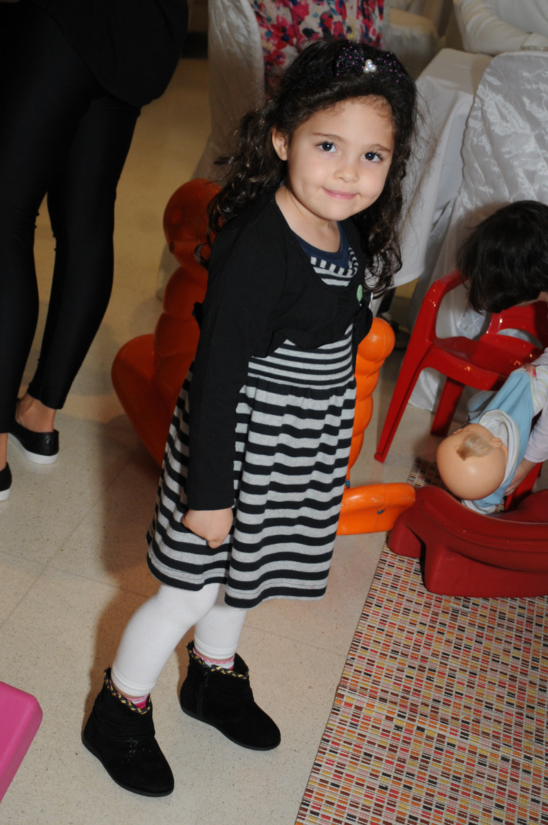 amiguinha na festa de aniversário da giovanna no condomínio Granja Vianna