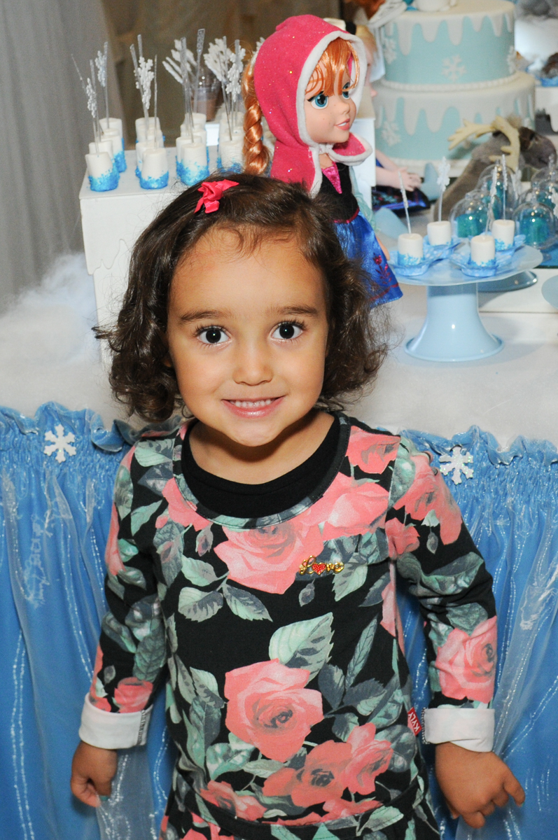 sorrisos em frente a mesa tema frozen no condomínio Granja Vianna