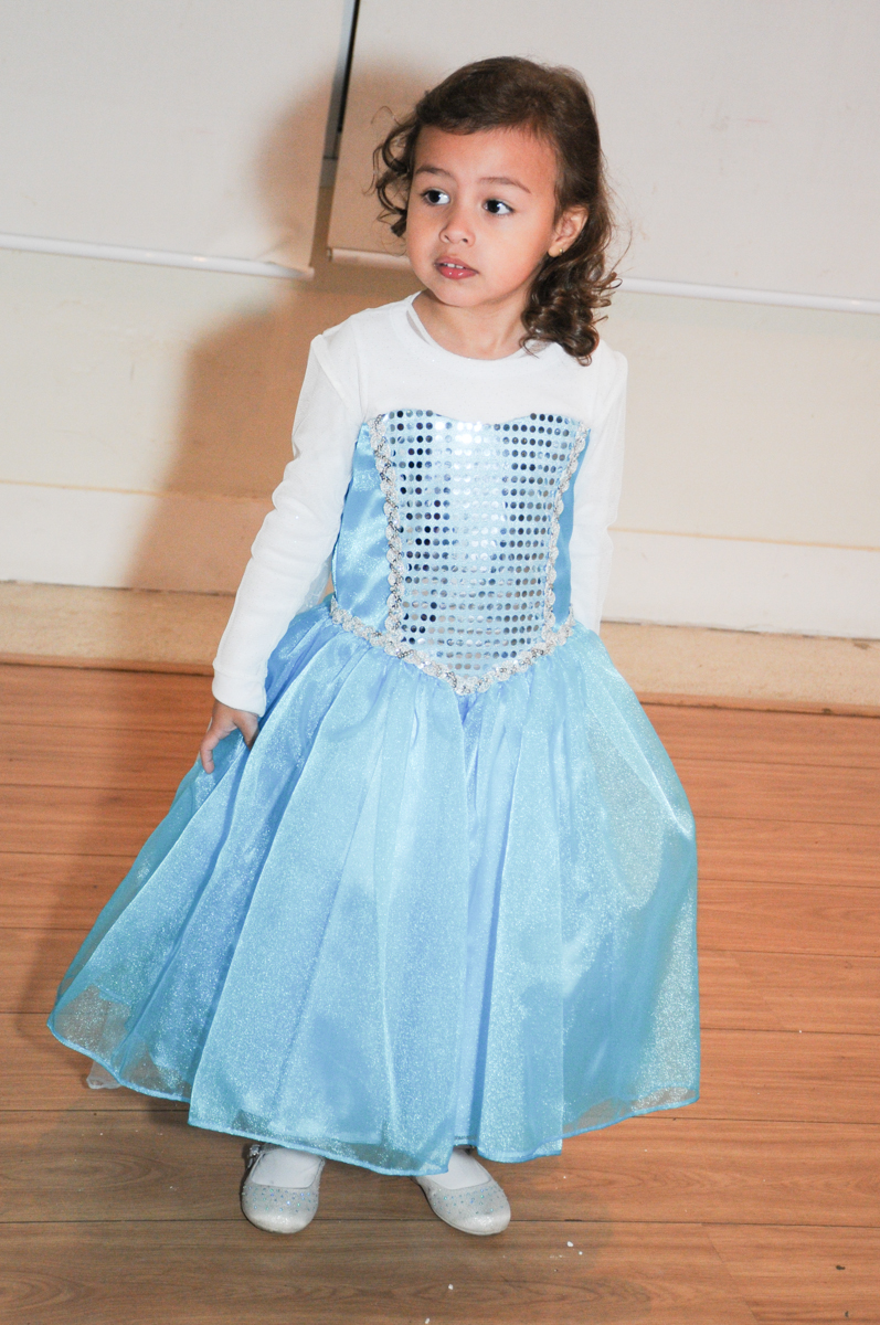 princesa elsa no condomínio Granja Vianna