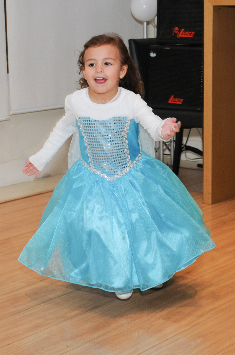 muita alegria da elsa no condomínio Granja Vianna