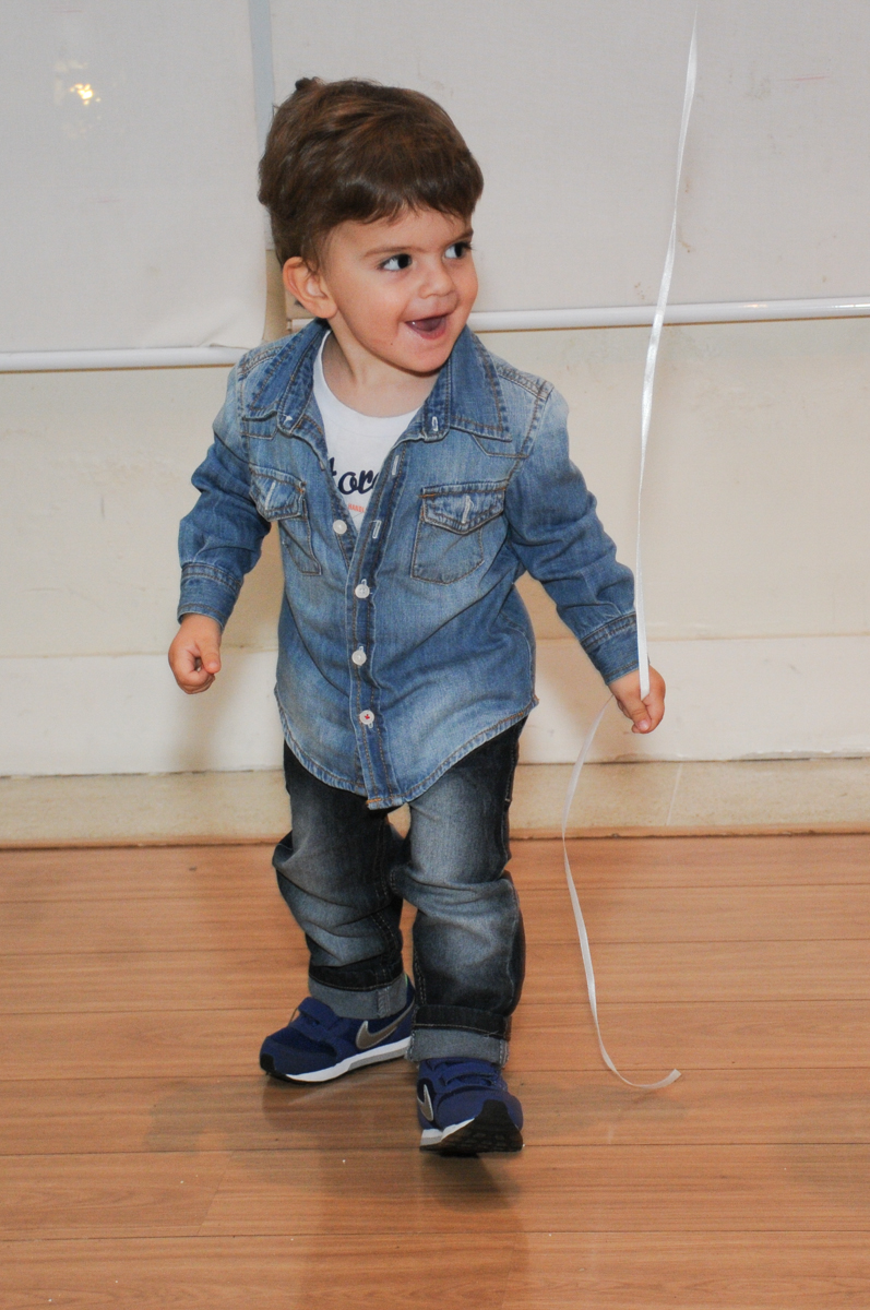 amigo feliz na festa de aniversário no condomínio Granja Vianna