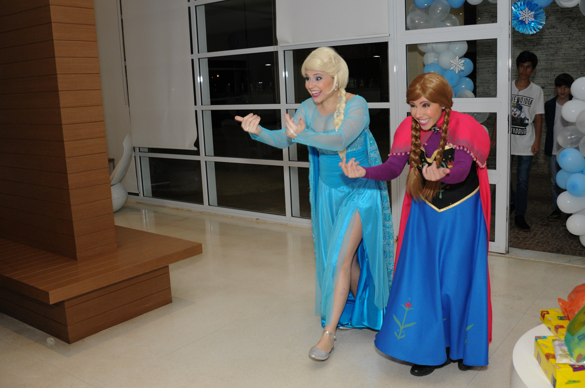 entrada triunfal da frozen e elsa no condomínio Granja Vianna