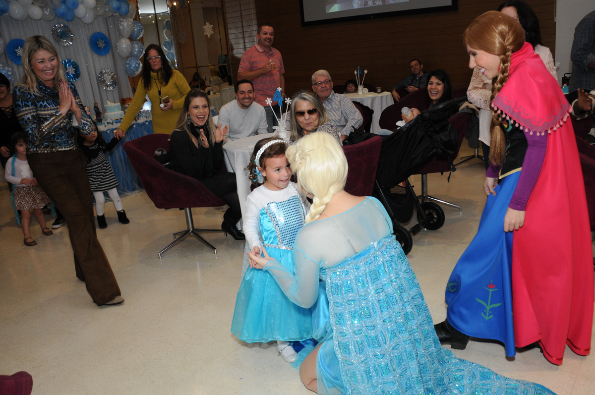 emoção da aniversariante com a chegada da frosen e elsa no condomínio Granja Vianna