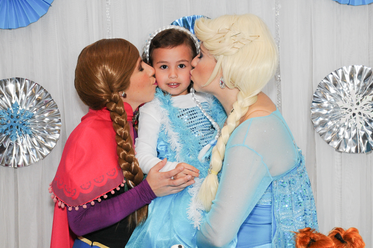 beijinho sanduiche da frozen e elsa no condomínio Granja Vianna