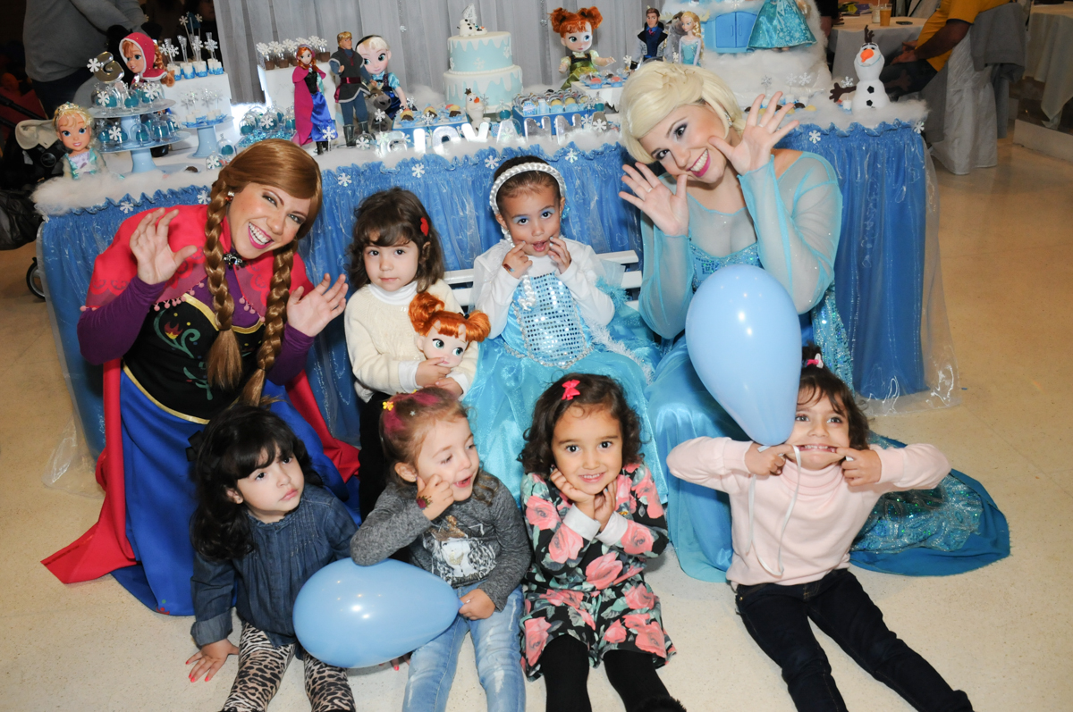 foto de todos os amigos com a frozen e elsa no condomínio Granja Vianna